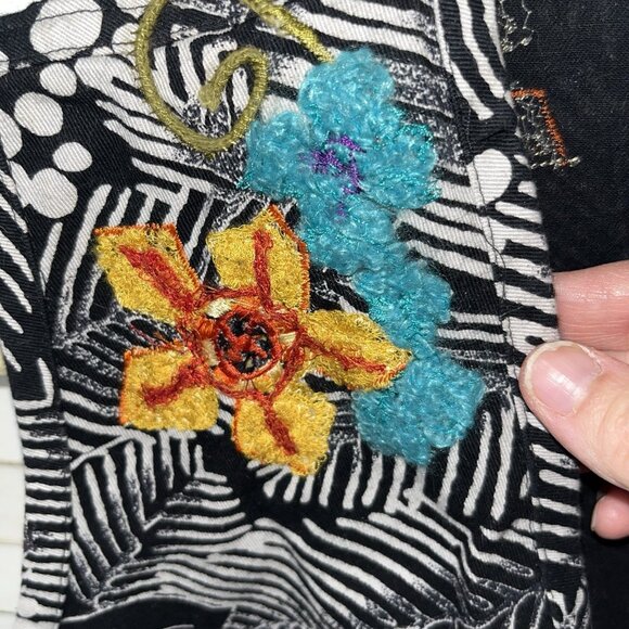 Chico’s Boho Black Art Embroidered Floral Open Vest Size 1/ US 8 Med - Picture 4 of 8